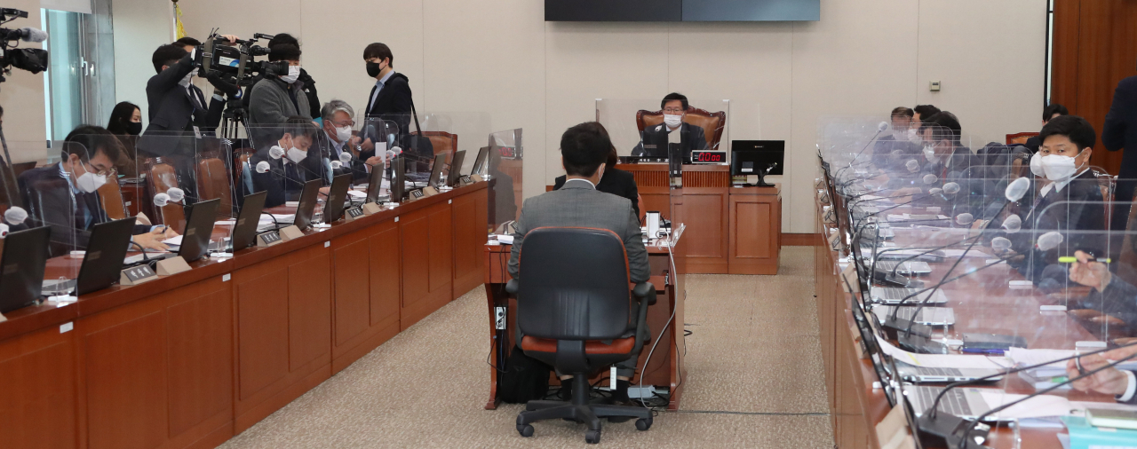 19일 국회에서 열린 국토교통위원회 법안심사 소위에서 이헌승 소위원장과 위원들이 부산가덕도신공항, 가덕도 신공항 건설 촉진, 대구통합신공항, 대구경북 신공항 건설 특별법안 등을 의결하고 있다. [사진=연합]