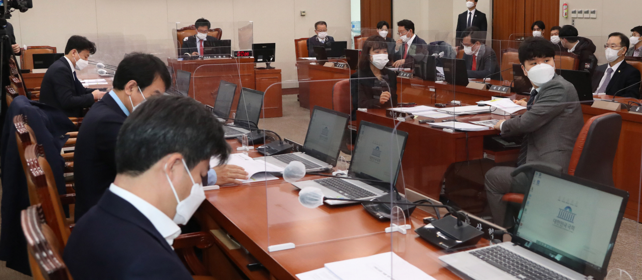 19일 국회에서 열린 국토교통위원회 법안심사 소위에서 이헌승 소위원장과 위원들이 부산가덕도신공항, 가덕도 신공항 건설 촉진, 대구통합신공항, 대구경북 신공항 건설 특별법안 등을 의결하고 있다. 이상섭 기자