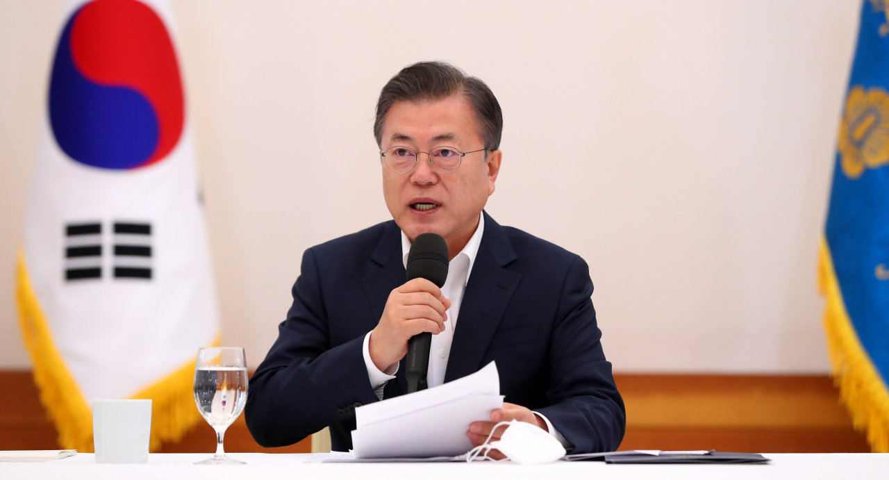 문재인 대통령이 19일 오전 청와대 본관에서 열린 더불어민주당 지도부 초청 간담회에서 인사말을 하고 있다. [연합]