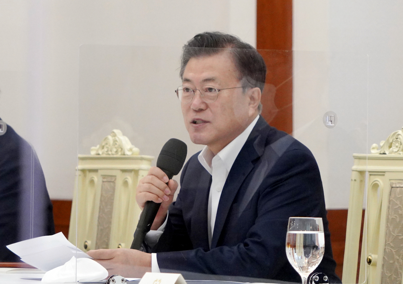 문재인 대통령이 19일 오전 청와대 본관에서 열린 더불어민주당 지도부 초청 간담회에서 인사말을 하고 있다. [연합]