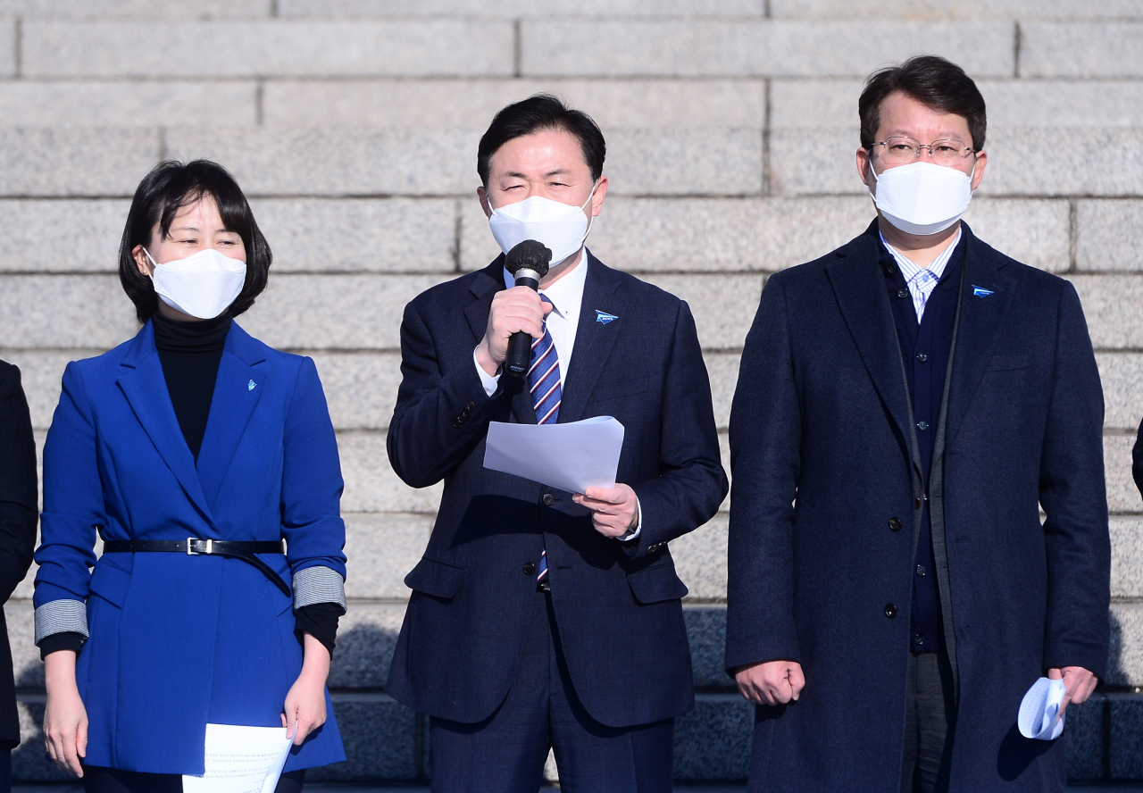 더불어민주당 부산시장 경선후보 3인이 지난 19일 국회 본관 앞에서 '가덕도신공항 특별법' 통과를 촉구하고 있다. 왼쪽부터 박인영, 김영춘, 변성완 후보 [연합]