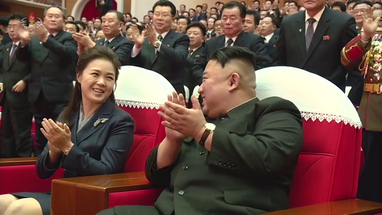 김정은 북한 국무위원장이 16일 부인인 리설주 여사와 함께 광명성절(김정일 국방위원장 생일) 기념공연을 관람했다고 조선중앙TV가 18일 보도했다. [조선중앙TV 화면] [국내에서만 사용가능. 재배포 금지. For Use Only in the Republic of Korea. No Redistribution] [연합]