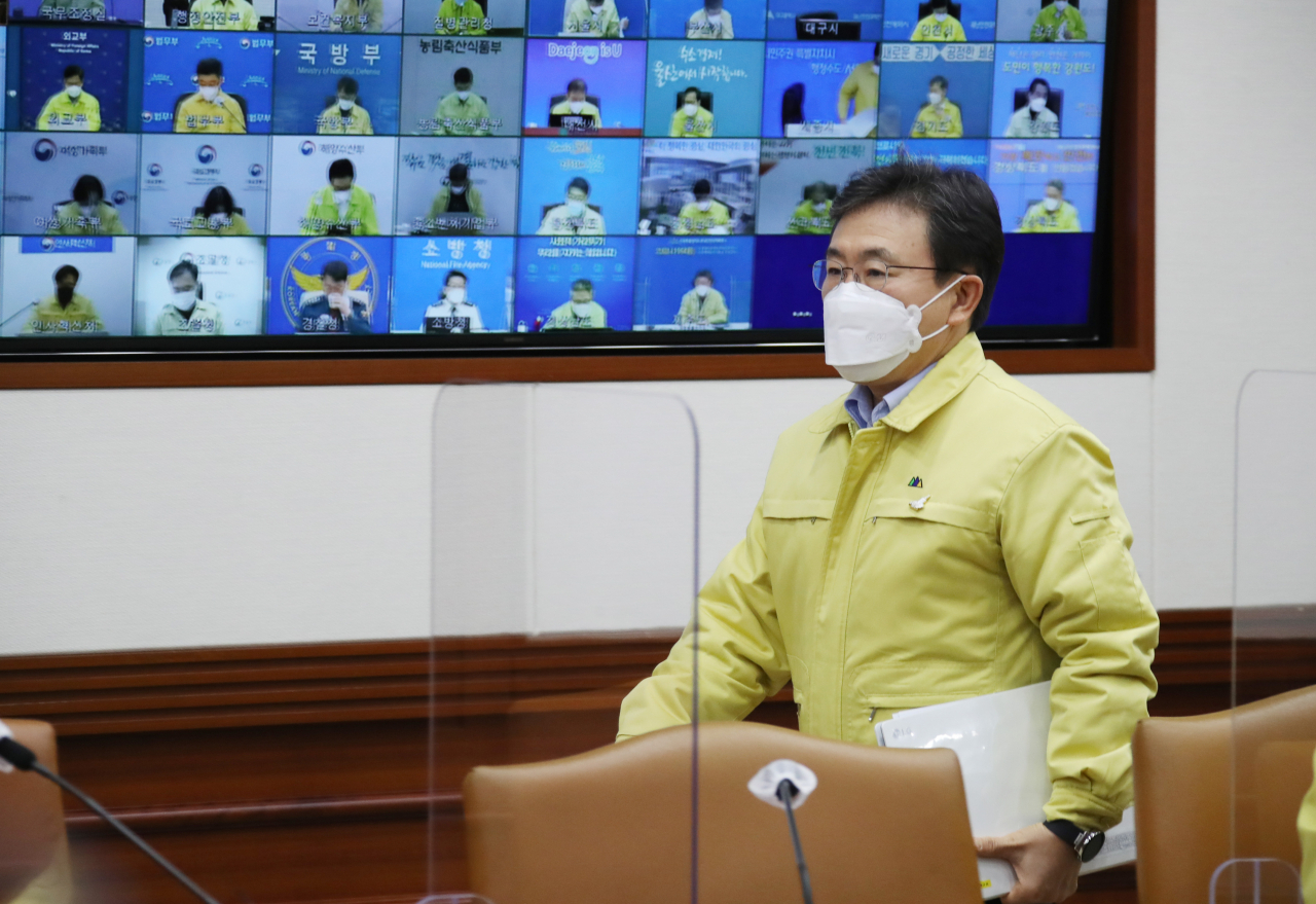 권덕철 보건복지부 장관(중앙재난안전대책본부 1차장)이 20일 오전 정부서울청사에서 코로나19 대응 중앙재난안전대책본부 회의에 참석하고 있다. [연합]