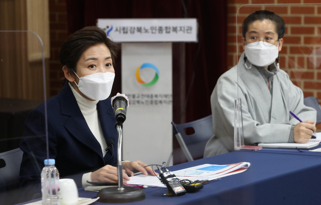 나경원 국민의힘 서울시장 예비후보가 18일 서울 강북구 시립 강북노인종합복지관을 찾아 사회복지사들과 간담회를 갖고 있다. [연합]