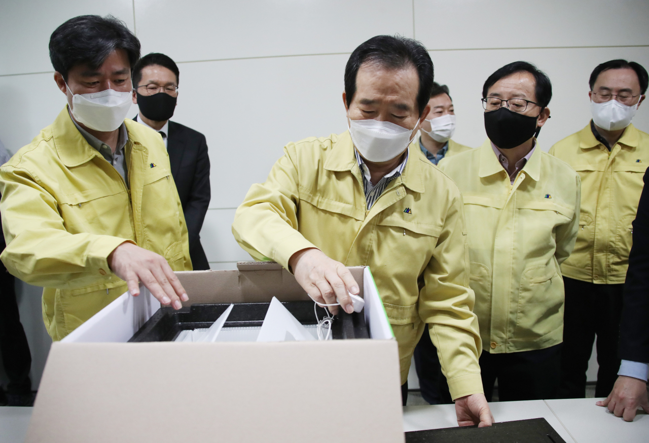 정세균 국무총리가 20일 경기도 성남시 분당구 SK바이오사이언스 본사를 방문해 코로나19 백신을 운반할 의약품 초저온 백신 운송용기를 보고 있다. 연합뉴스