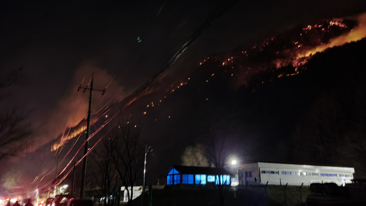 20일 오후 3시 50분께 강원 정선군 여량면 구절리 노추산에서 불이 나 야간에도 계속해서 번지고 있다. 연합뉴스