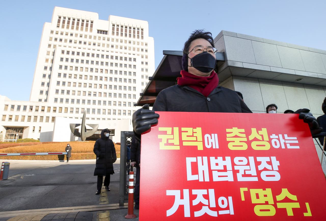 국민의힘 주호영 원내대표가 8일 오전 서울 서초구 대법원 앞에서 김명수 대법원장 사퇴를 촉구하는 피켓 시위를 하고 있다. [연합]