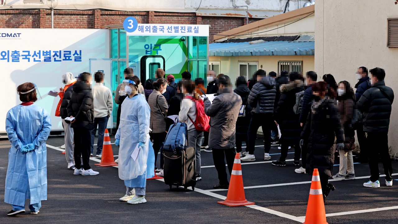 국내 신종 코로나바이러스 감염증(코로나19) 신규 확진자 수가 416명을 기록한 21일 오전 서울 중구 국립중앙의료원에 마련된 코로나19 해외출국 선별진료실에서 시민들이 검사를 위해 대기하고 있다. 연합뉴스