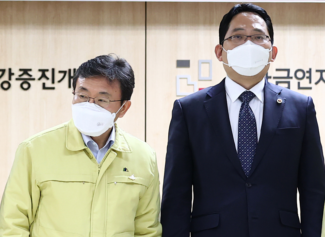 21일 오후 서울 중구 한국 건강증진개발원에서 열린 코로나19 백신접종 의정공동위원회 2차회의에서 권덕철 보건복지부 장관이 기념촬영을 마친 후 자리로 돌아가는 모습. 오른쪽은 최대집 대한의사협회장. 연합뉴스