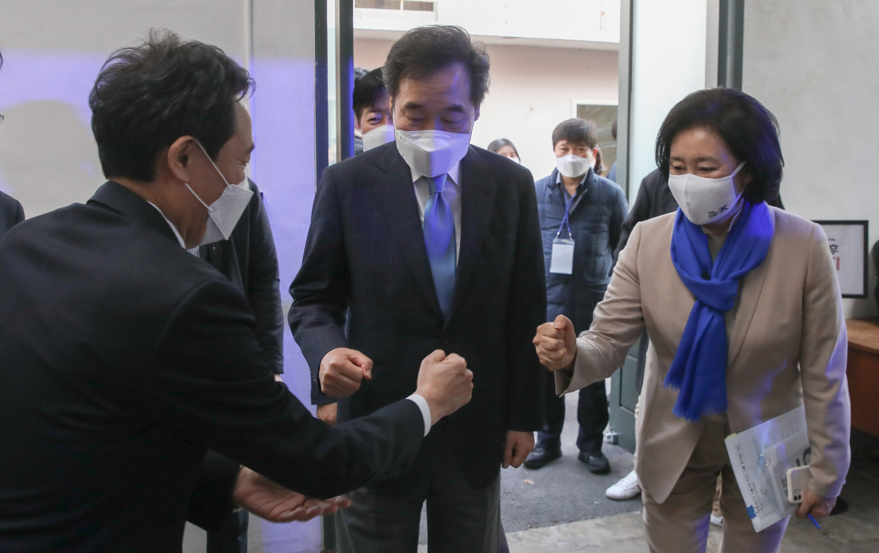 더불어민주당 이낙연 대표(가운데), 우상호(왼쪽), 박영선(오른쪽) 서울시장 예비후보가 21일 서울 성동구 레이어57 스튜디오에서 열린 '4.7 재보궐선거 서울시장 후보자 선출 경선대회'에 앞서 인사를 나누고 있다. 연합뉴스