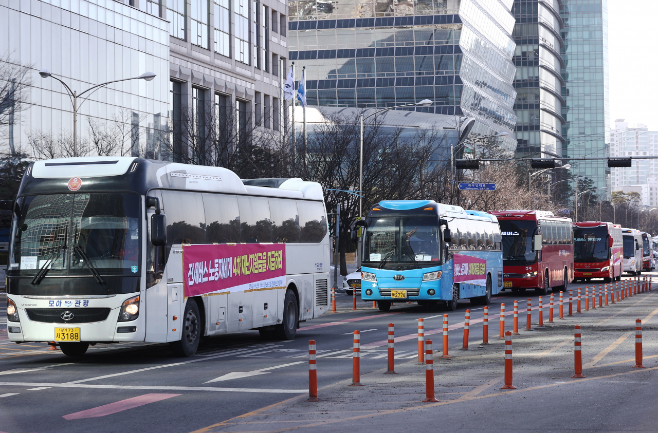 지난 18일 민주노총 서비스연맹 전세버스연대지부 기자회견을 마친 전세버스 노동자들이 4차 재난지원금 지급 촉구 메시지를 내걸고 여의대로를 달리던 모습. 연합뉴스
