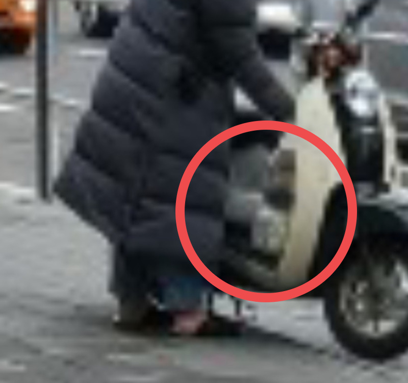 최근 자영업자들이 이용하는 온라인 커뮤니티에 올라온 게시글 갈무리. 글쓴이는 배달을 위해 가게를 찾은 라이더가 추운 날씨에도 불구하고 음식을 별도 보온장치 없이 발판 위에 올려놓아 충격이었다고 하소연했다. [네이버카페 아프니까사장이다]