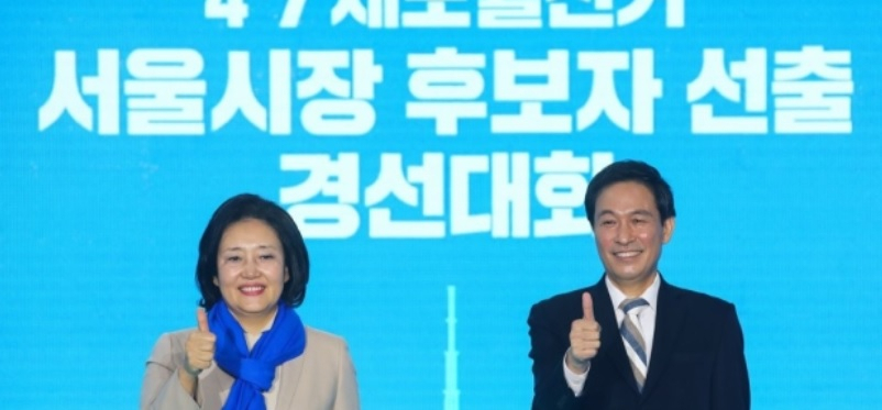 박영선(왼쪽), 우상호 더불어민주당 서울시장 예비후보가 21일 서울 성동구 레이어57 스튜디오에서 열린 '4.7 재보궐선거 서울시장 후보자 선출 경선대회'에 앞서 포즈를 취하고 있다.[연합]