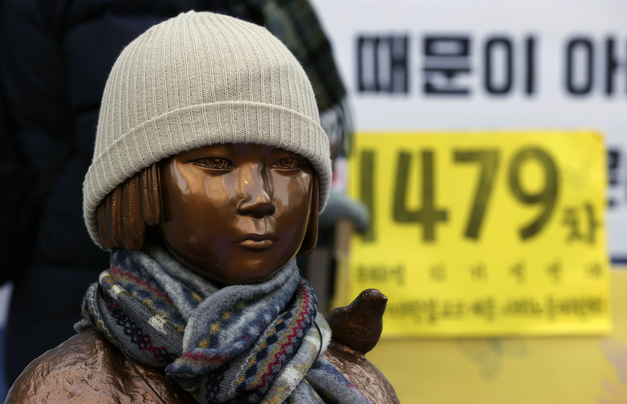 서울 종로구 옛 주한일본대사관 앞에서 열린 1479차 일본군 성노예제 문제해결을 위한 정기 수요시위 기자회견에서 소녀상이 자리를 지키고 있다.[연합]