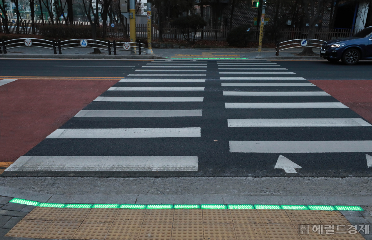 어린이 보호구역 내 LED 바닥형 신호등. [강남구 제공]