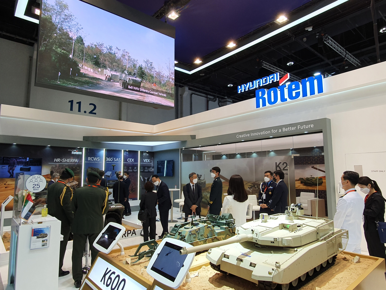 IDEX 2021 방산 전시회에 참가한 현대로템 전시관 전경. [현대로템 제공]