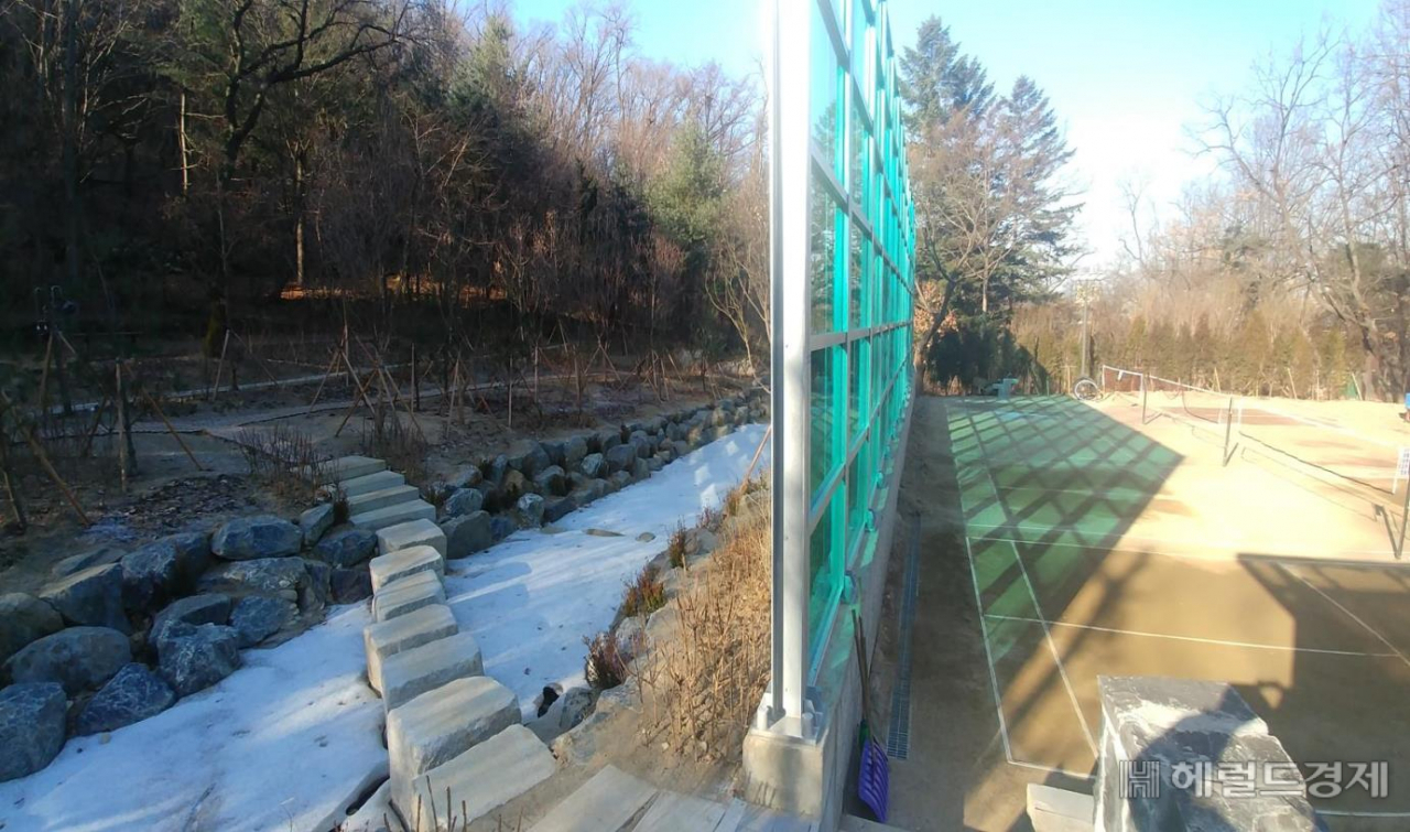 하천 옆에 불법으로 세워진 배드민턴장. [금천구 제공]