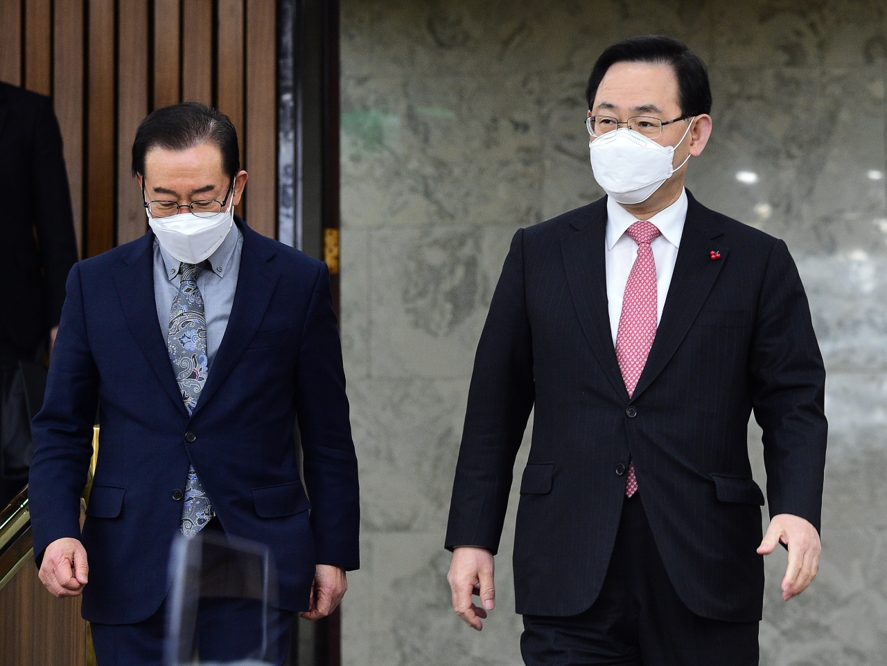 주호영 국민의힘 원내대표(오른쪽), 이종배 정책위의장이 국회에서 열린 원내대책회의에 참석하고 있다. [연합]