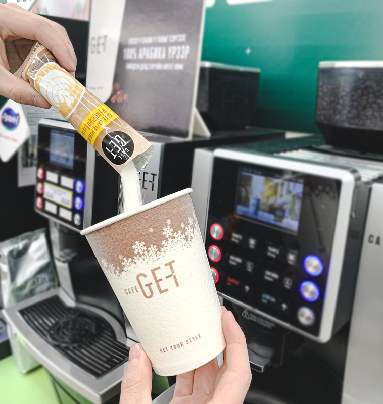 몽골 CU에서 현지 고객이 GET커피에 라떼파우더를 넣고 있다. [BGF리테일 제공]