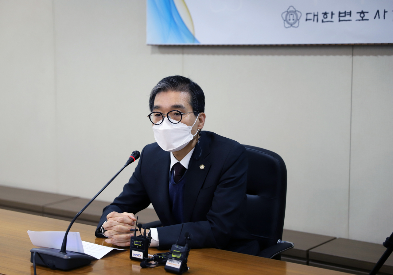 이종엽 신임 대한변호사협회장이 지난달 28일 서울 강남구 변협회관에서 열린 '제51대 대한변호사협회 협회장 당선증 교부식'에 참석해 소감을 밝히고 있다. [연합]