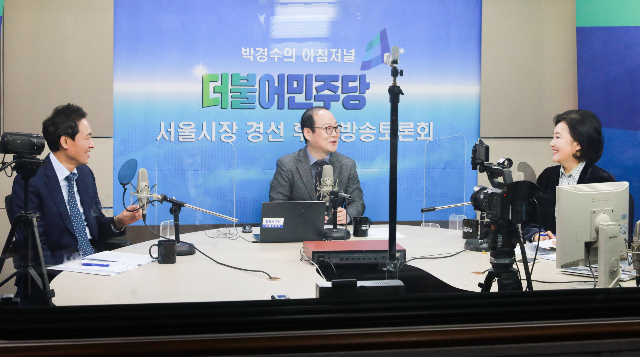 더불어민주당 박영선(오른쪽), 우상호(왼쪽) 서울시장 경선후보가 22일 오전 서울 마포구 BBS불교방송 라디오에서 열린 더불어민주당 서울시장 후보 토론회에 참석해 토론하고 있다. [연합]