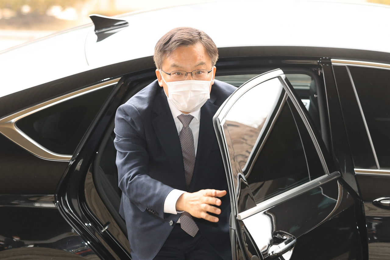 조남관 대검찰청 차장검사가 22일 오전 정부과천청사 법무부에서 열린 중간간부급 승진·전보 인사 심의를 위한 검찰인사위에 참석하고 있다. [연합]