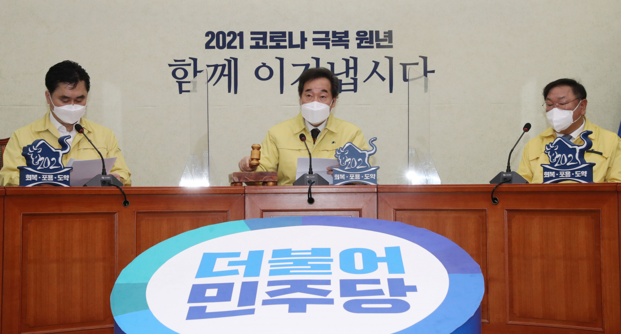 이낙연 더불어민주당 대표가 22일 오전 서울 여의도 국회에서 열린 최고위원회의에서 의사봉을 두드리고 있다. [연합]