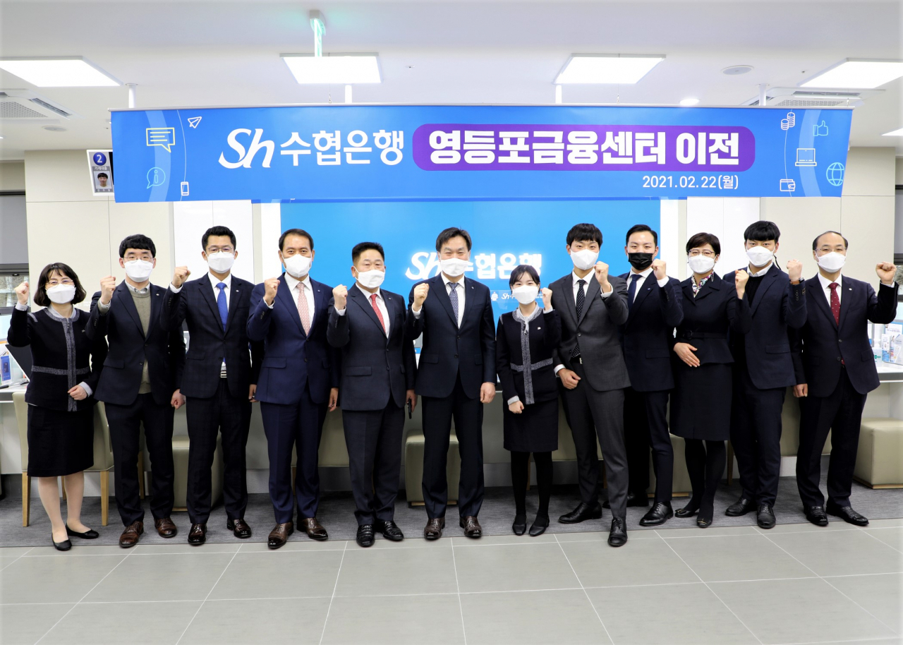 영등포금융센터 이전 기념행사를 마친 김진균 은행장(가운데)이 센터 직원들과 함께 기념촬영을 하고 있다.[Sh수협은행 제공]