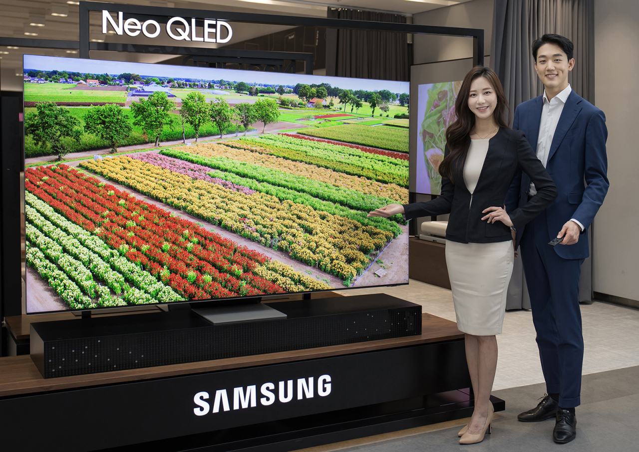 삼성전자 모델이 수원 삼성 디지털시티에서 2021년 신제품 ‘네오(Neo) 퀀텀닷발광다이오드(QLED)’를 소개하고 있는 모습. [ 삼성전자 제공]