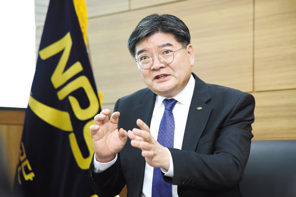 김용진 이사장은 “급속한 고령화로 어르신들의 50% 이상이 노후준비가 안돼 있고 노인 빈곤율과 자살률이 세계최고인 상황에서 가장 중요한 역할을 할수 있는 게 국민연금”이라며 “국민연금의 존재 이유는 ‘국민 행복’에 있고, 올해 신축년은 이를 위한 국민연금의 ‘새로운 원년’이 될 것”이라고 말했다. [국민연금공단 제공]