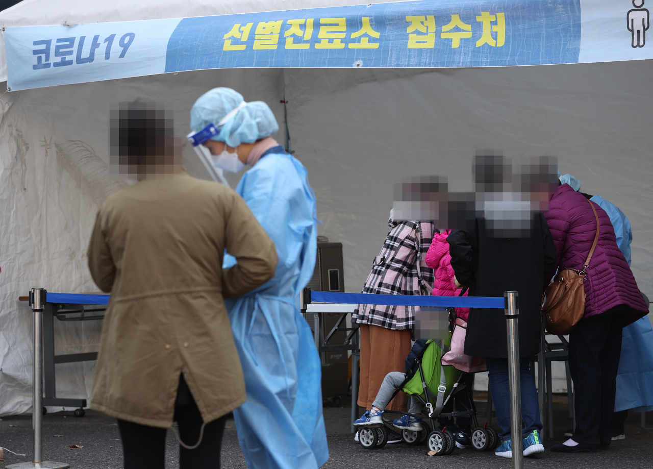 국내 신종 코로나바이러스 감염증(코로나19) '3차 대유행'의 여파가 곳곳에서 이어지는 가운데 21일 오후 서울 양천구보건소에 마련된 선별진료소에서 한 가족이 검사를 받기 위해 문진표를 작성하고 있다. 중앙방역대책본부는 이날 0시 기준으로 코로나19 신규 확진자가 416명 늘어 누적 8만6천992명이라고 밝혔다. [연합]