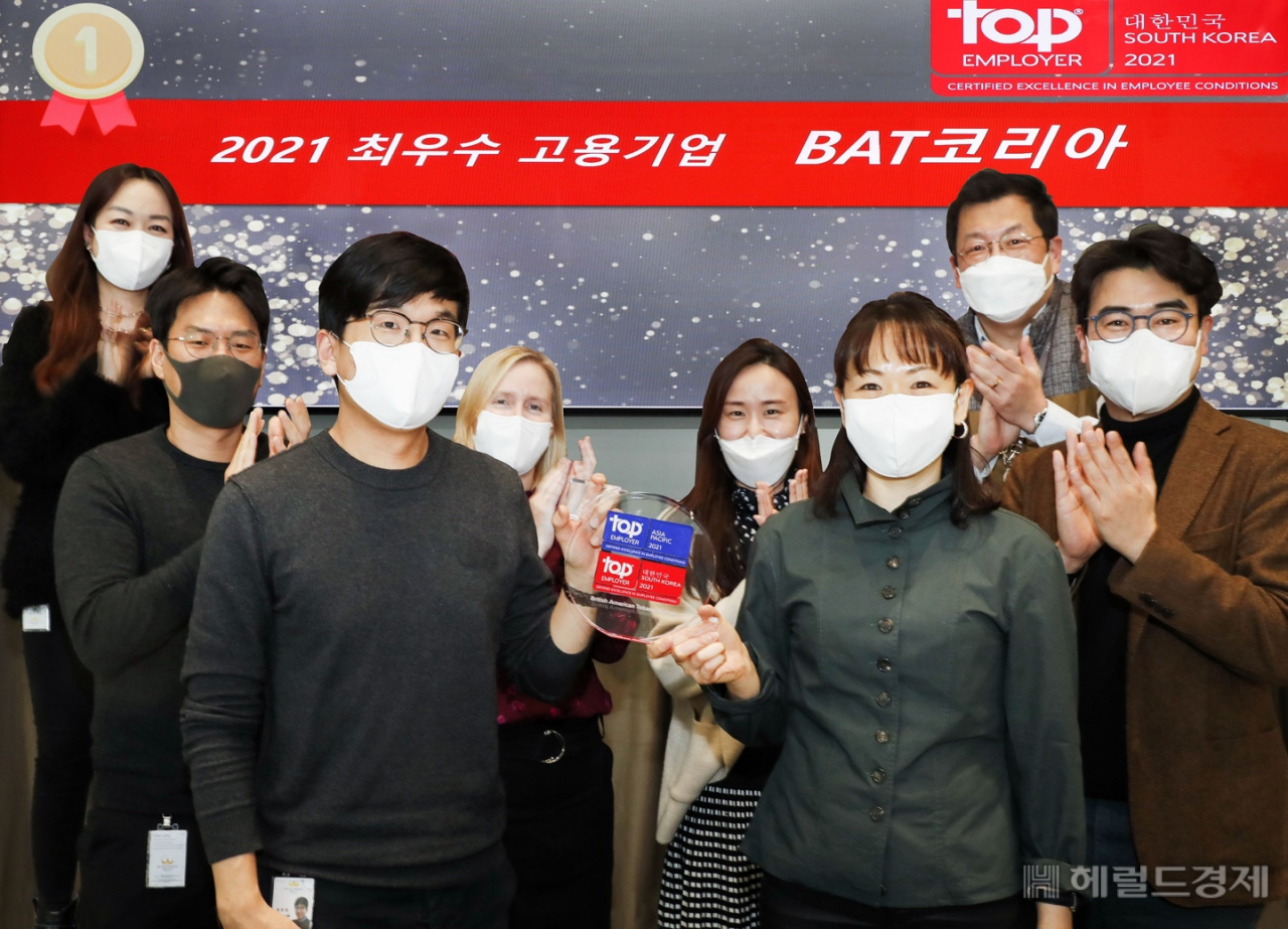 BAT코리아 김은지 사장과 임직원들이 '2021 최우수 고용기업' 선정을 축하하고 있다. [제공=BAT코리아]