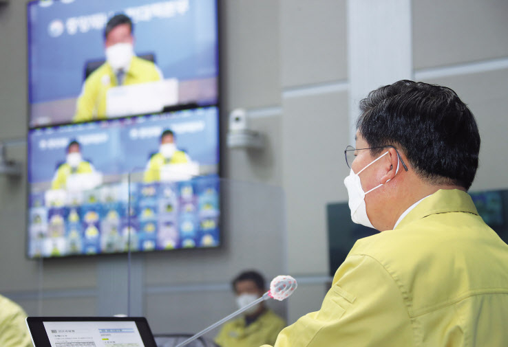 전해철 행정안전부 장관이 22일 오전 정부서울청사 중앙재난안전상황실 서울상황센터에서 화상으로 열린 코로나19 대응 중앙재난안전대책본부 회의를 주재하고 있다. 전 장관은 26일부터 국내 백신 접종이 시작되는 것과 관련해 “백신 접종을 시행한 국가들에서 예방효과가 확인되고, 부작용 또한 경미한 수준”이라고 말했다. [연합]