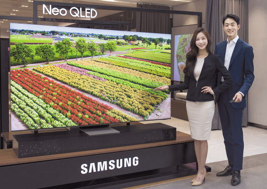 삼성전자 모델이 수원 삼성 디지털시티에서 2021년 신제품 ‘네오(Neo) 퀀텀닷발광다이오드(QLED)’를 소개하고 있는 모습. [삼성전자 제공]
