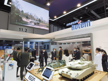 기아 소형전술차량 콘셉트카 베어샤시(위쪽). IDEX 2021 방산 전시회에 참가한 현대로템 전시관 전경. [기아·현대로템 제공]