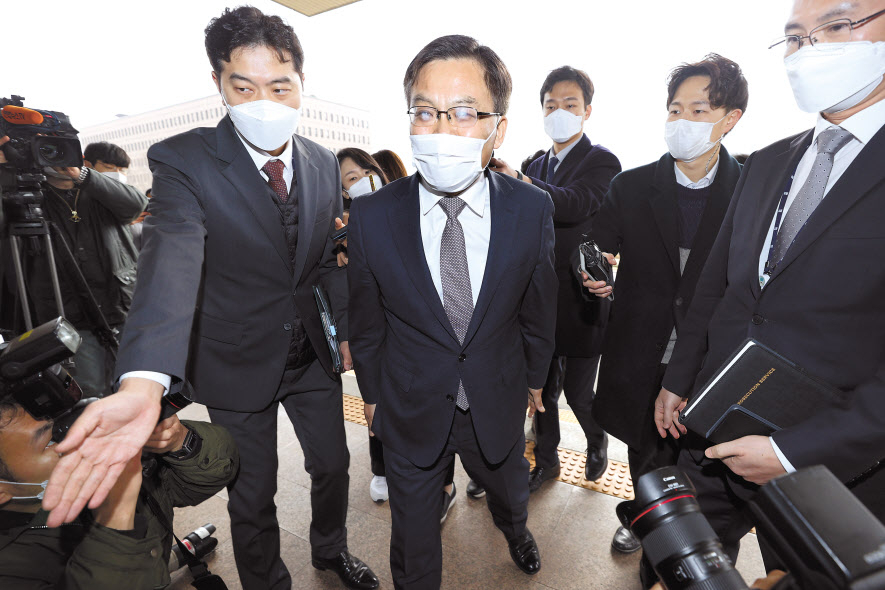 조남관(왼쪽 두 번째) 대검찰청 차장검사가 22일 오전 정부과천청사 법무부에서 열린 중간간부급 승진·전보 인사 심의를 위한 검찰인사위에 참석하고 있다. 그는 “대검에서는 현재 진행 중인 중요 사건의 수사팀과 중앙지검 보직부장들의 현 상태를 유지하는 한편, 사직으로 발생한 공석을 채우고 임의적인 핀셋 인사를 하지 말 것을 강력히 요청한 상태”라고 말했다. [연합]