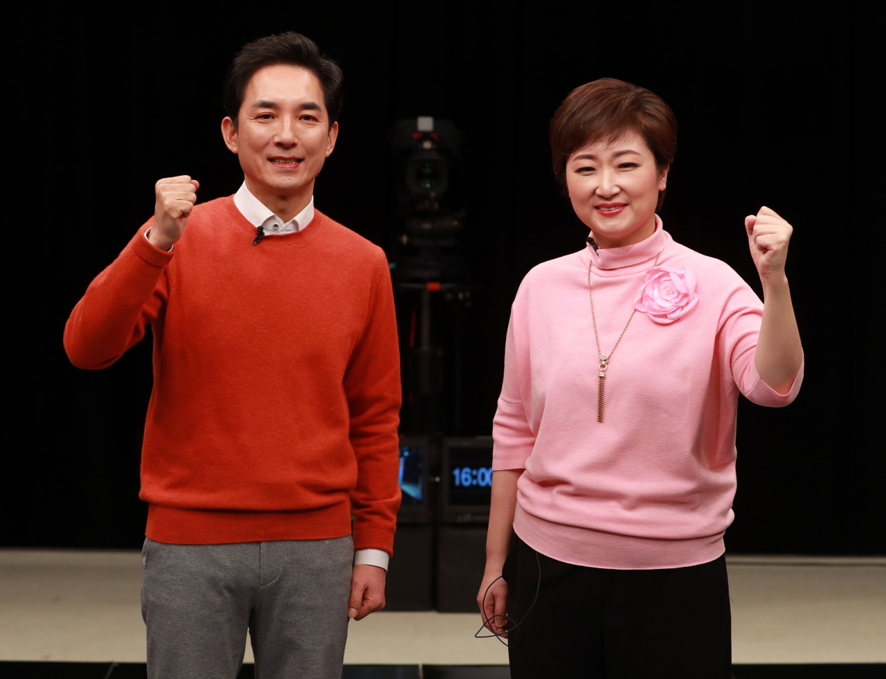 18일 오후 부산 KNN에서 열린 국민의힘 부산시장 경선 후보 간 TV 토론회 시작에 앞서 박민식 후보와 이언주 후보가 파이팅하고 있다. [연합]