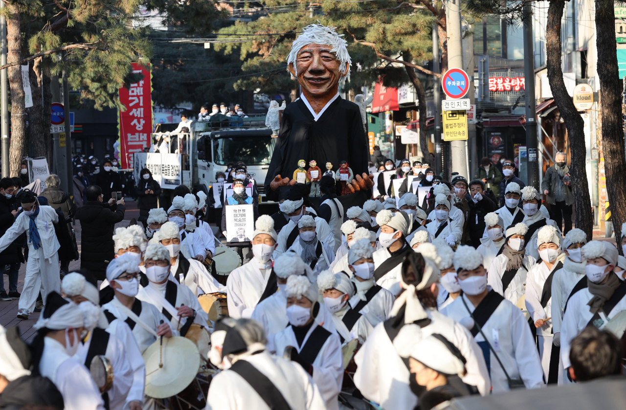 19일 오전 서울 종로구 대학로 소나무길에서 고(故)백기완 통일문제연구소장 운구행렬이 지나고 있다. 연합뉴스