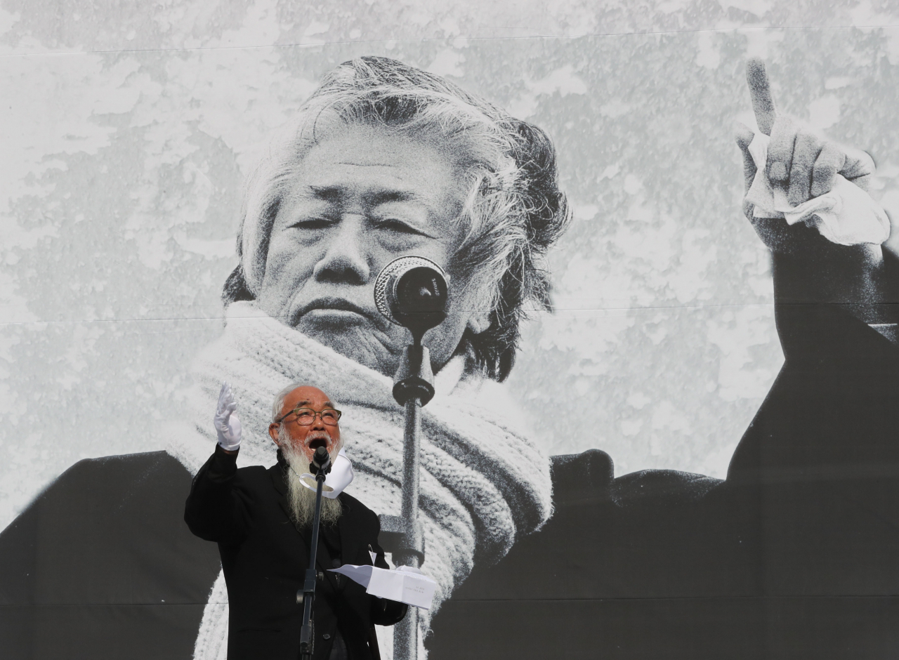 19일 오후 고(故) 백기완 통일문제연구소장의 영결식이 엄수된 서울시 중구 서울시청 앞 광장에서 문정현 신부가 조사를 낭독하고 있다. [연합]