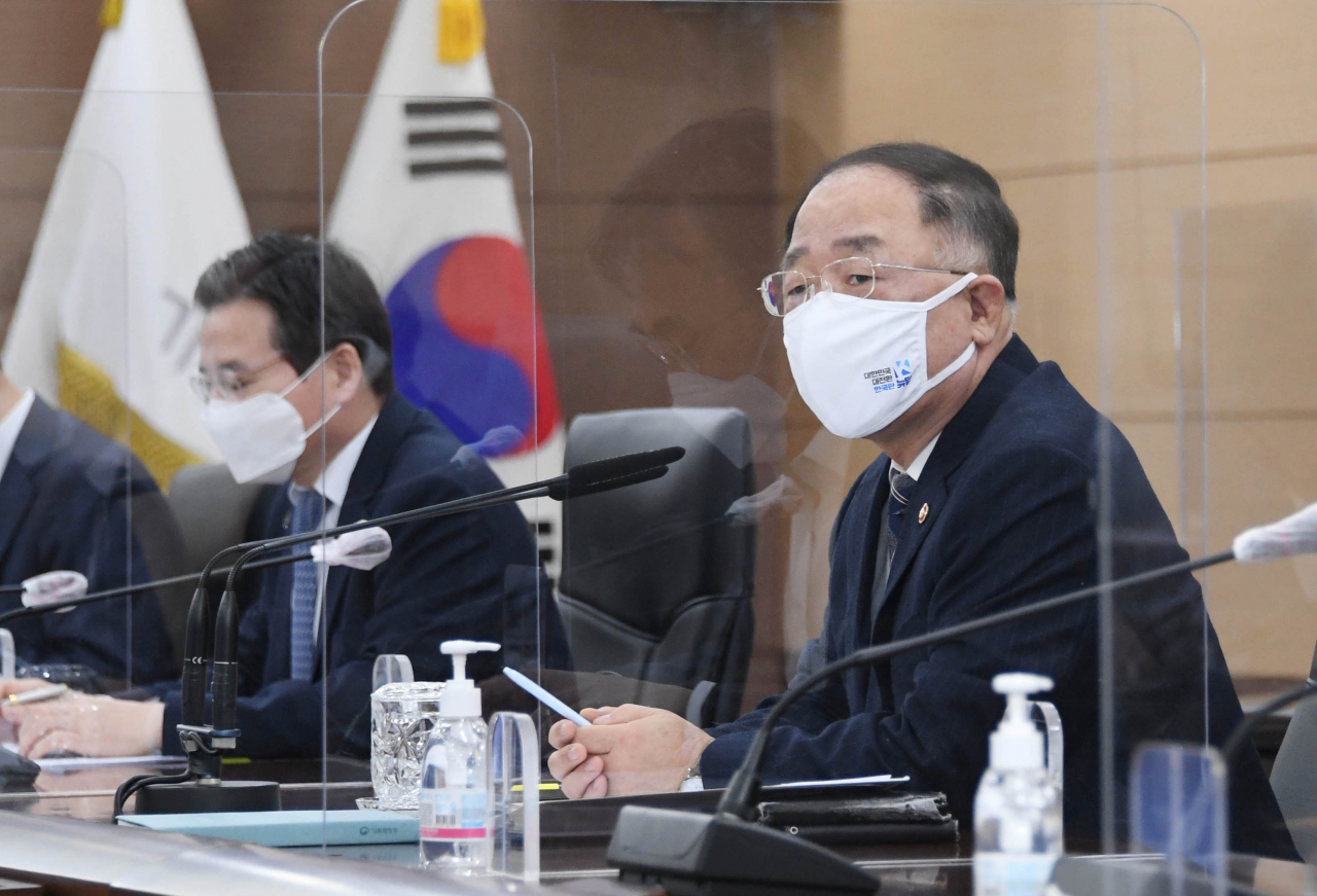 홍남기 경제부총리 겸 기획재정부 장관이 22일 정부세종청사에서 세종-서울간 화상으로 열린 확대간부회의에 참석해 발언하고 있다. [기획재정부 제공]