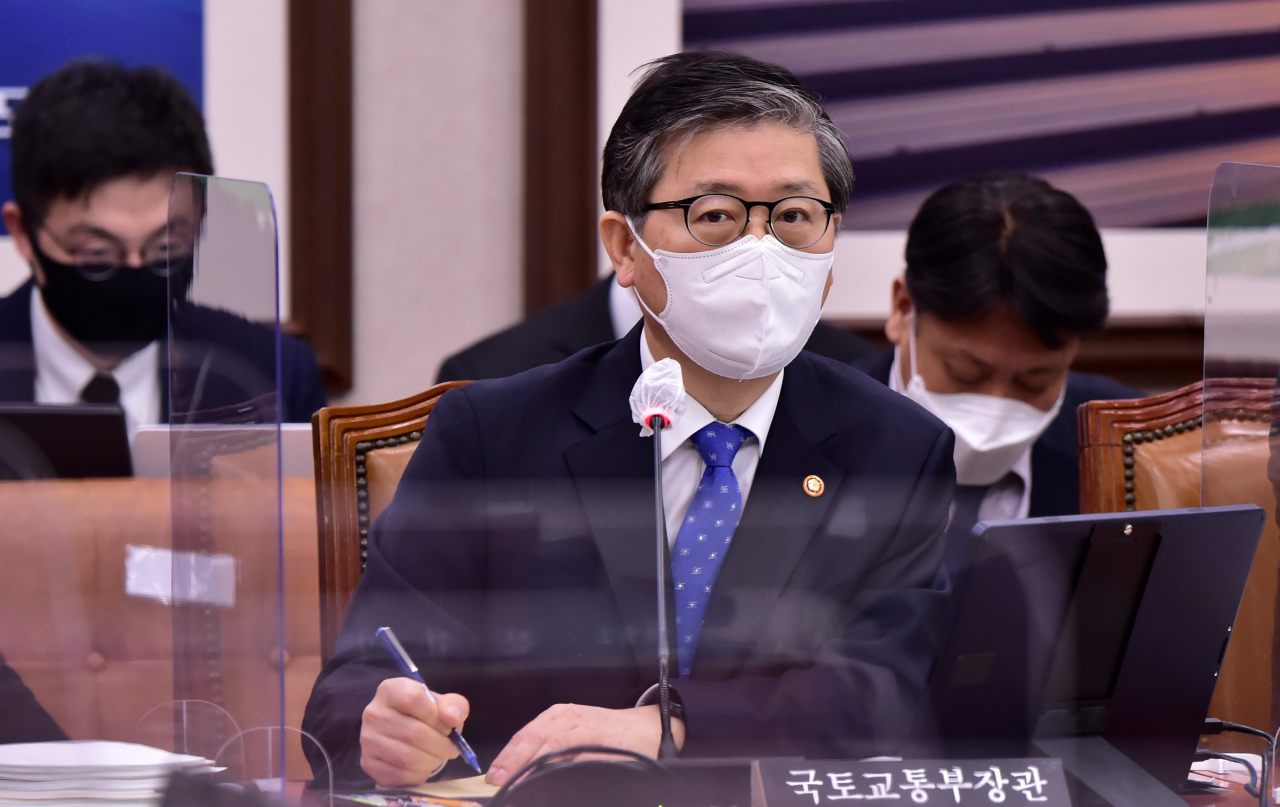 변창흠 국토교통부 장관이 22일 국회에서 열린 국토교통위원회 전체회의에서 답변하고 있다. [연합]