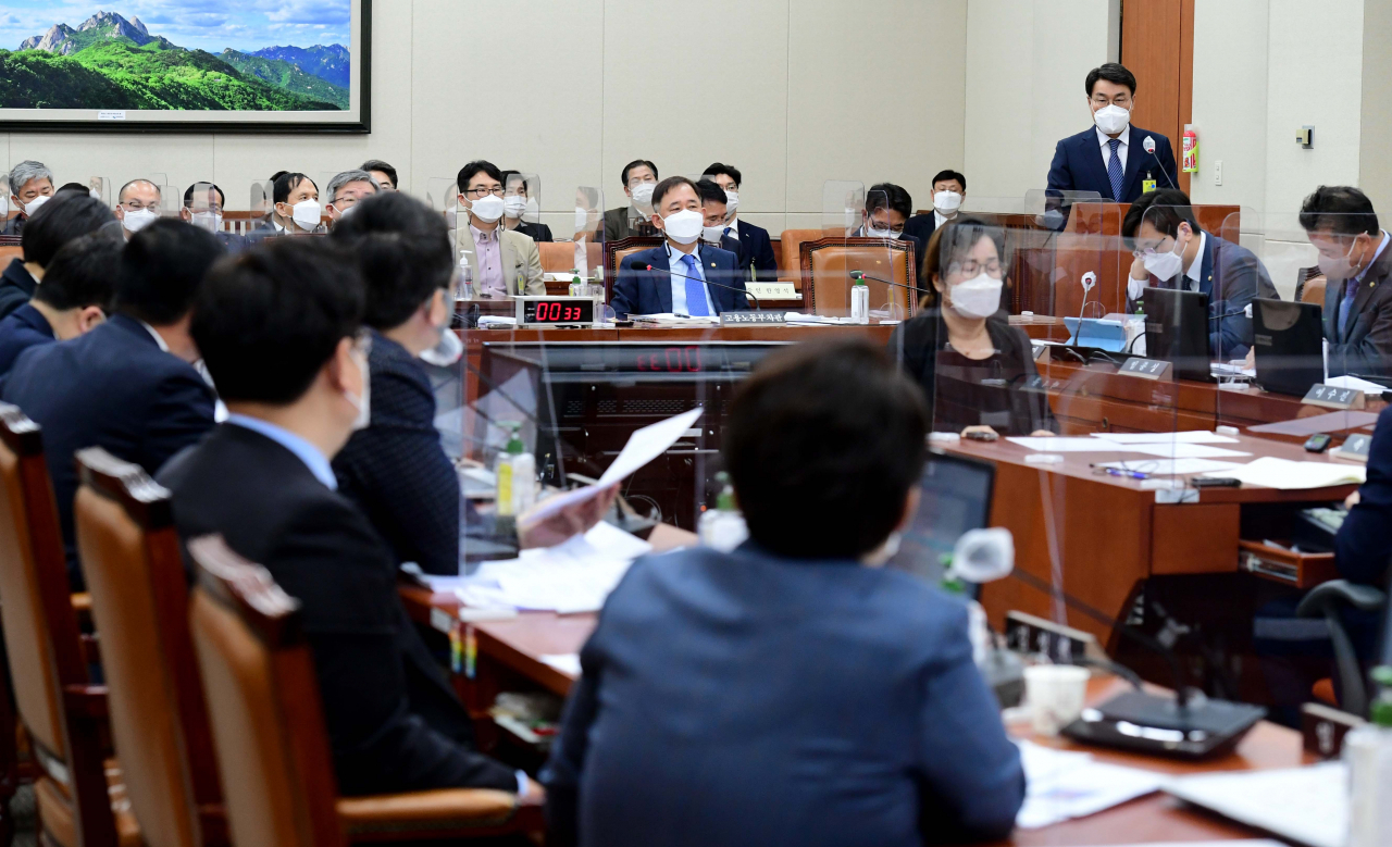 최정우 포스코 회장이 22일 서울 여의도 국회에서 열린 환경노동위원회 산업재해관련 청문회에서 국민의힘 김웅 의원 질의에 답하고 있다. [헤럴드경제=이상섭 기자]