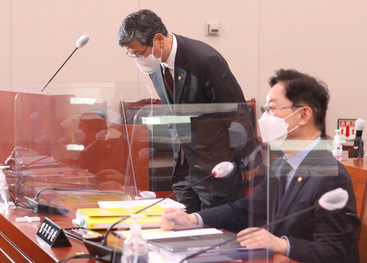 이용구 법무부 차관이 22일 오전 서울 여의도 국회에서 열린 법제사법위원회 전체회의에서 지난 18일 건강문제로 전체회의에 불참해 회의가 파행을 빚게 한 점에 사과하며 허리숙여 인사하고 있다. [헤럴드경제=이상섭 기자]
