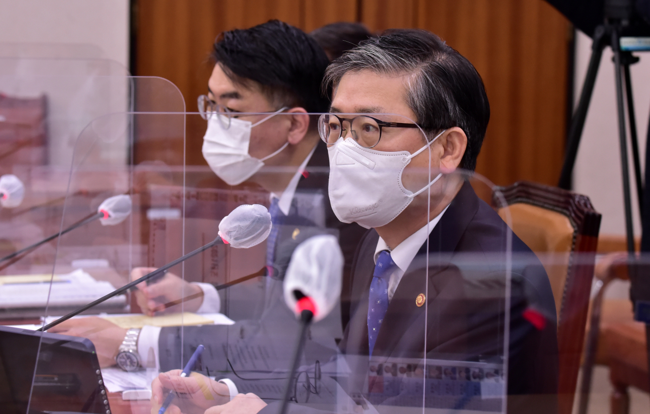 변창흠 국토교통부 장관이 22일 국회에서 열린 국토교통위원회 전체회의에서 답변하고 있다. [연합뉴스]