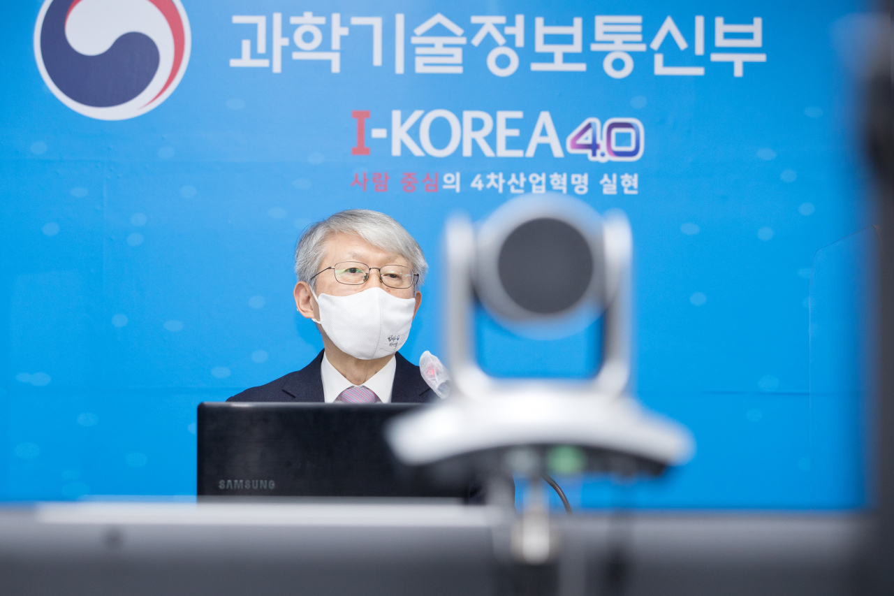최기영 과학기술정보통신부 장관이 22일 오후 세종특별자치시 세종파이낸스센터 과기정통부 기자실에서 열린 '출입기자 영상간담회' 에 참석해 인사말을 하고 있다.[과기정통부 제공]