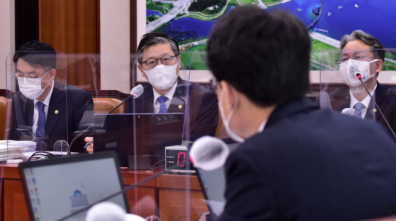 변창흠 국토교통부 장관이 22일 국회에서 열린 국토교통위원회 전체회의에서 답변하고 있다. 연합뉴스