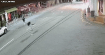약혼자를 구하기 위해 불타는 자동차로 뛰어가는 레이비 오. [SG Road Vigilante 유튜브 영상 캡처]