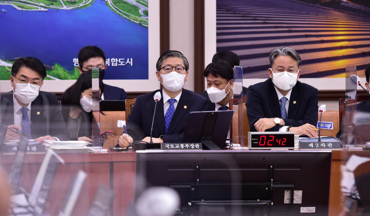 변창흠 국토교통부 장관이 22일 국회에서 열린 국토교통위원회 전체회의에서 답변하고 있다. [연합뉴스]
