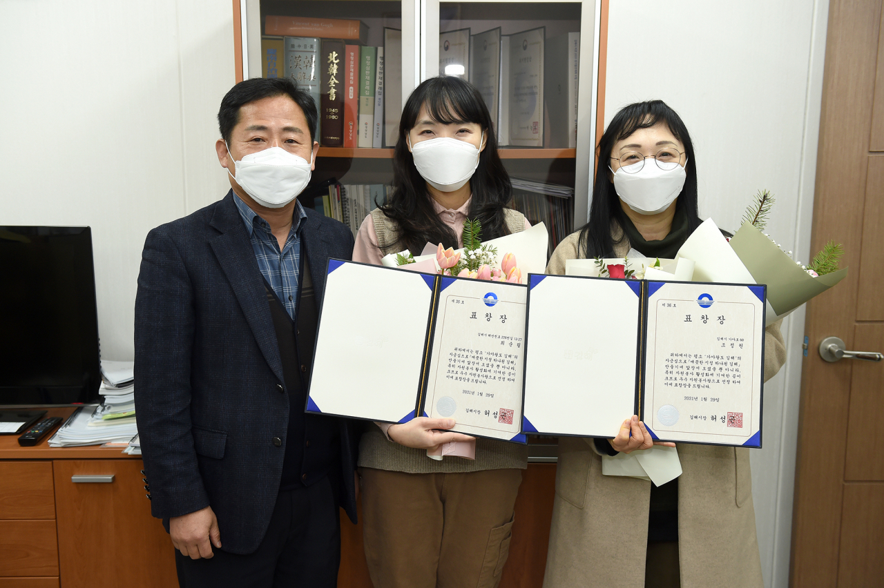 김해시가 우수자원봉사왕에 최순림(사진 왼쪽)씨와 조정원씨(오른쪽)를 선정했다.