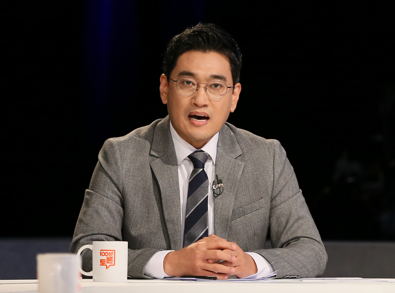 국민의힘 오신환 서울시장 경선후보가 22일 서울 마포구 상암동 MBC에서 열린 '100분 토론, 국민의힘 서울시장 경선후보 방송토론'에서 인사말하고 있다. [국회사진기자단]